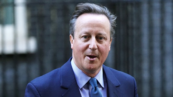 David Cameron, ehemaliger Premierminister von Großbritannien, verlässt die Downing Street. © PA Wire/dpa Foto: James Manning