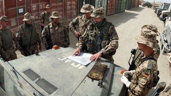 Einsatzbesprechung: Eine Bundeswehr-Einheit bereitet sich im deutschen Feldlager "Camp Warehouse" in Kabul. © picture-alliance Foto: Peter Kneffel