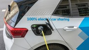 Ein Elektroauto aus dem car sharing-Bereich an einer Ladestation in Berlin © picture alliance / imageBROKER | Karl-Heinz Spremberg Foto:  Karl-Heinz Spremberg