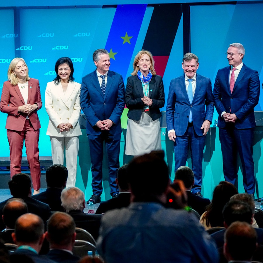 Unions-Kanzlerkandidat und CDU-Bundesvorsitzender, Friedrich Merz (links), präsentiert beim Bundesausschuss der CDU die künftigen Kabinettsmitglieder mit Nina Warken (l-r, CDU), designierte Bundesministerin für Gesundheit, Katherina Reiche (CDU), designierte Bundesministerin für Wirtschaft und Energie, Thorsten Frei (CDU), designierter Bundesminister für besondere Aufgaben und Chef des Bundeskanzleramtes, Karin Prien (CDU), designierte Bundesministerin für Bildung, Familie, Senioren, Frauen und Jugend, Johann Wadephul (CDU), designierter Außenminister, Karsten Wildberger, designierter Bundesminister für Digitalisierung und Staatsmodernisierung, und Patrick Schnieder (CDU), designierter Bundesminister für Verkehr. © dpa Foto: Kay Nietfeld