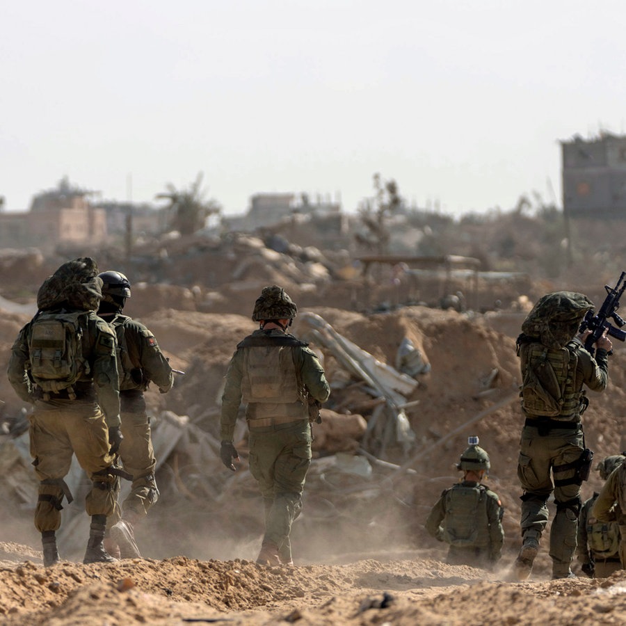 Israelische Soldaten gehen während einer Bodenoperation in Stellung in Chan Junis (Gazastreifen). © AP Foto: Ohad Zwigenberg