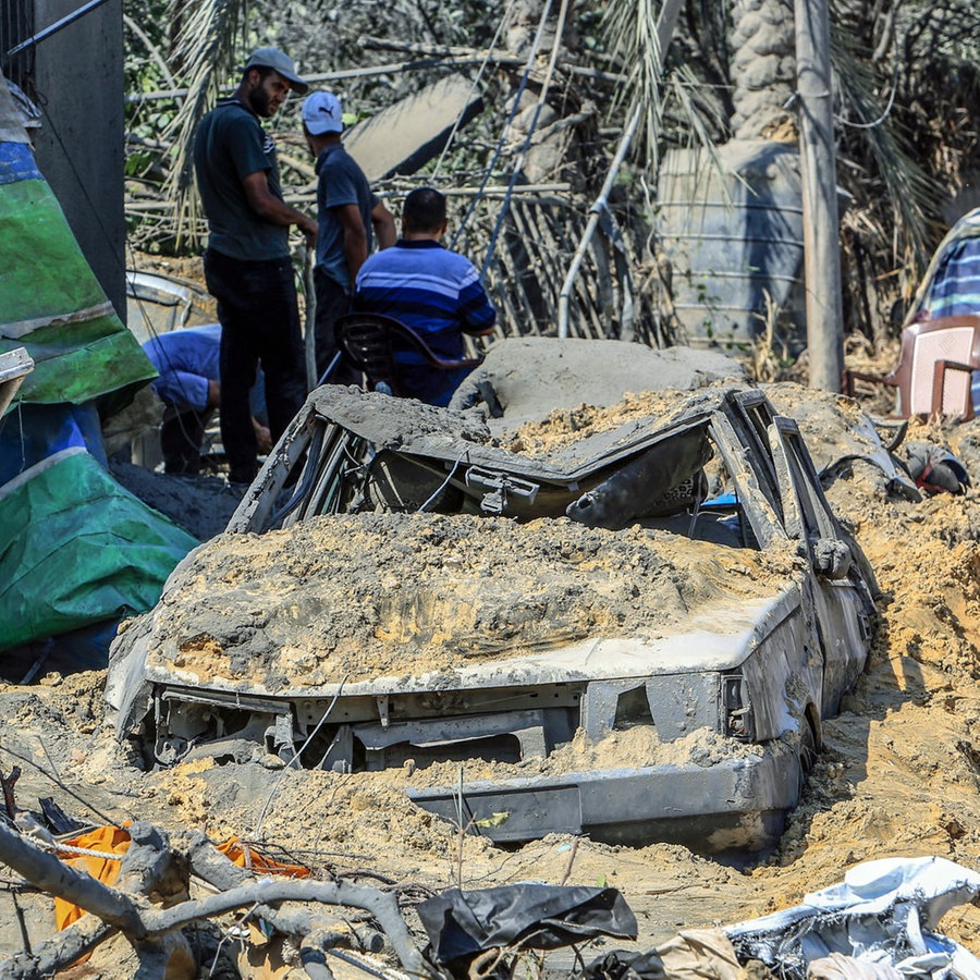 Vertriebene Palästinenser kehren in ihre zerstörten Zelte zurück, um ihre Habseligkeiten nach einem israelischen Bombenangriffs auf das Lager Al-Mawasi in Chan Junis zu begutachten. © dpa Foto: Abed Rahim Khatib