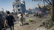 Palästinenser evakuieren einen Ort, der von einem israelischen Bombardement im südlichen Gazastreifen getroffen wurde. © AP Foto: Jehad Alshrafi