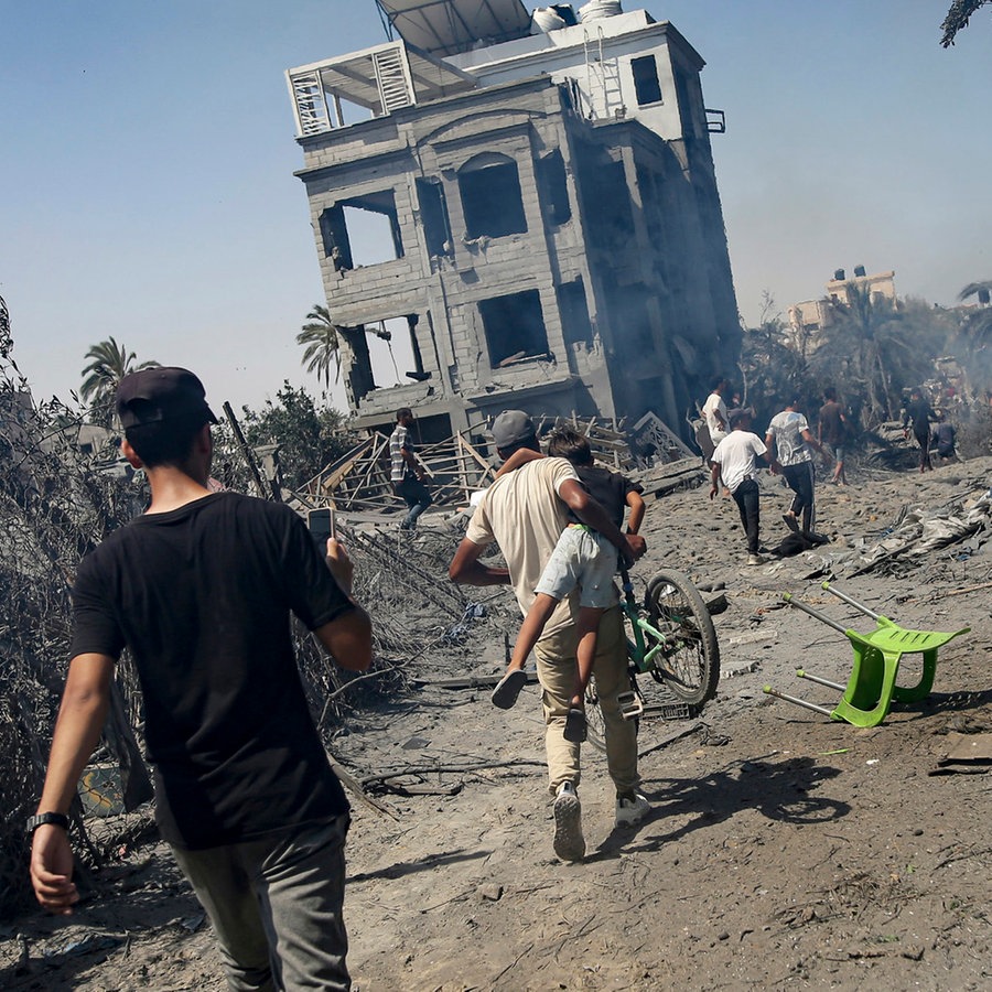 Palästinenser evakuieren einen Ort, der von einem israelischen Bombardement im südlichen Gazastreifen getroffen wurde. © AP Foto: Jehad Alshrafi