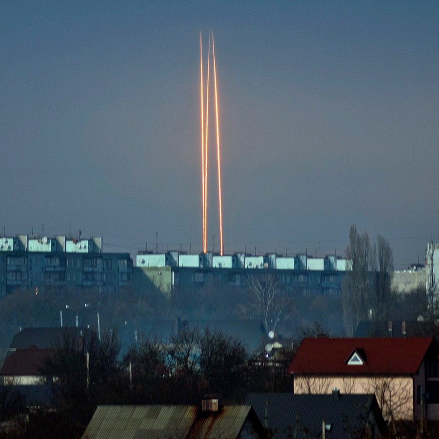 Drei russische Raketen, die von der russischen Region Belgorod aus auf die Ukraine abgefeuert wurden, fliegen in der Morgendämmerung auf Charkiw zu. © AP Foto: Vadim Belikov