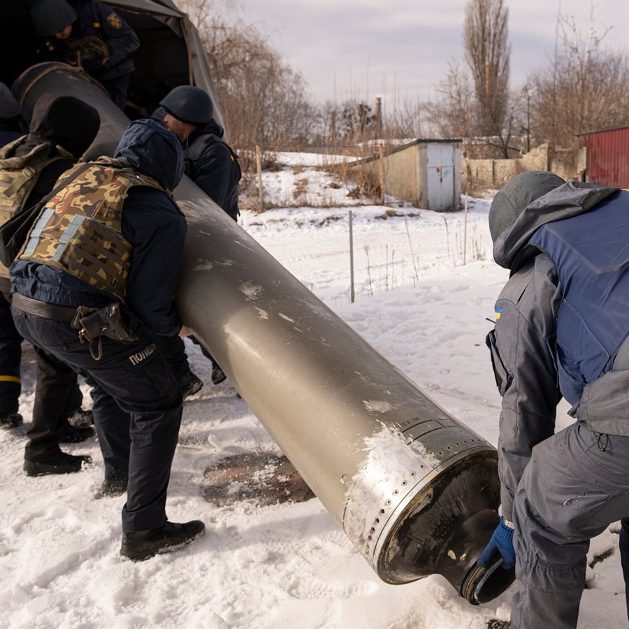 Ukrainische Rettungskräfte schieben die Überreste einer abgefeuerten S-300-Rakete auf einen Lastwagen. © AP/dpa Foto: Vadim Ghirda