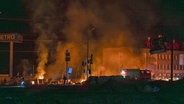 Rettungskräfte löschen das Feuer am Ort eines russischen Drohnenangriffs auf die ukrainische Stadt Charkiw. © AP Foto: Alex Babenko