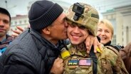 Ein Einwohner von Cherson küsst einen ukrainischen Soldaten, die Einwohner sind erleichtert über die Befreiung der Regionalhauptstadt. © AP/dpa Foto: Efrem Lukatsky