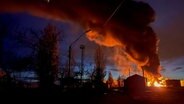 Eine Rauchwolke steigt während eines Brandes auf, der laut ukrainischen Angaben durch einen russischen Angriff verursacht wurde. © picture alliance/dpa/AP | Roman Hrytsyna Foto:  Roman Hrytsyna