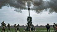 Ukrainische Soldaten feuern aus einer von den USA gelieferten M777 Haubitze Munition ab (Archivbild). © AP/dpa Foto: Libkos