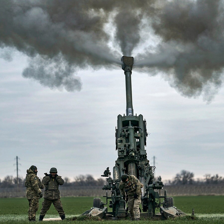 Ukrainische Soldaten feuern aus einer von den USA gelieferten M777 Haubitze Munition ab (Archivbild). © AP/dpa Foto: Libkos