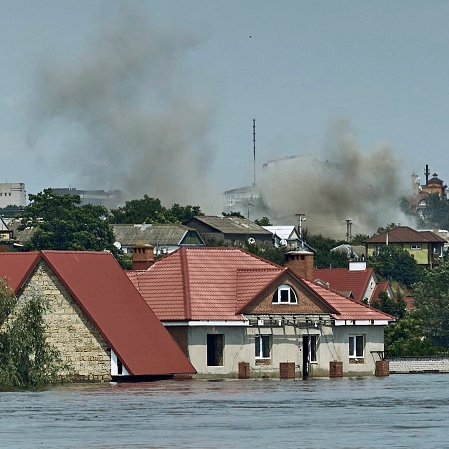 Ein überschwemmtes Stadtviertel in Cherson (Südukraine) wird von russischen Soldaten beschossen. © LIBKOS/AP/dpa 