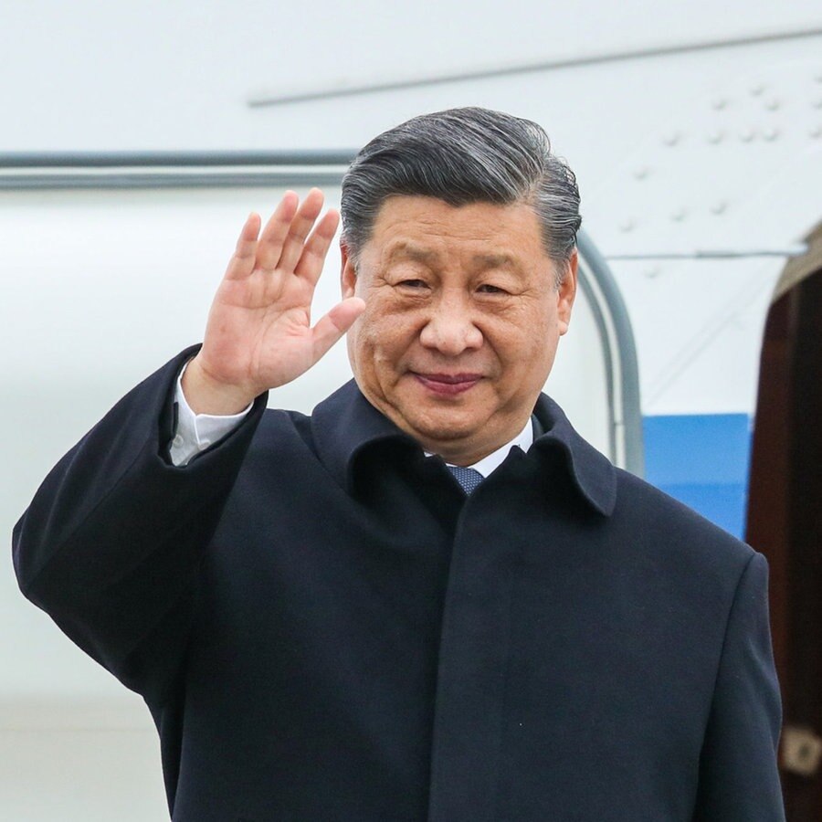 Chinas Präsident Xi Jinping winkt vor einer geöffneten Flugzeugtür © picture alliance / Globa Look Press | Petrov Sergey Foto: Petrov Sergey