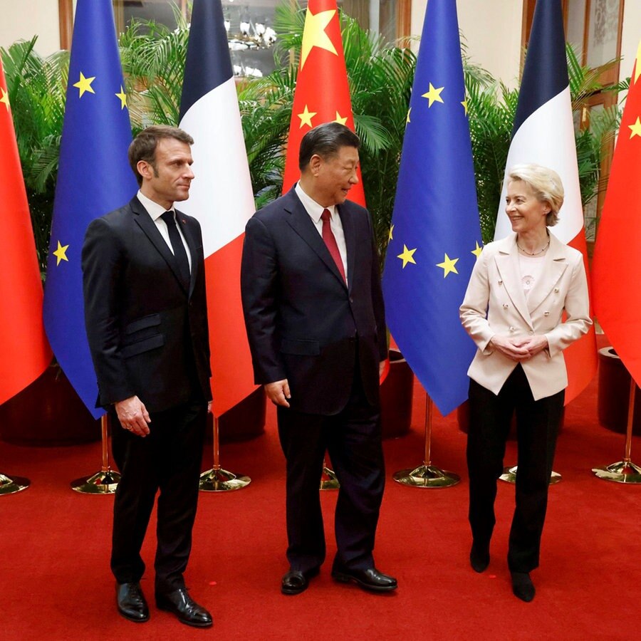 Der Präsident von Frankreich Emmanuel Macron (links), der Präsident von China, Xi Jinping, und die Präsidentin der Europäischen Kommission, Ursula von der Leyen, stehen für ein offizielles Foto in Peking zusammen. © Pool AFP/AP/dpa Foto: Ludovic Marin