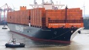 Das Containerschiff «Berlin Express» der Reederei Hapag-Lloyd kommt im Hamburger Hafen an und wird gedreht. © picture alliances Foto: Bodo Marks