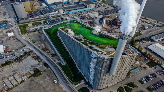 Eine Luftaufnahme der Kopenhagener Müllverbrennungsanlage "Copenhill" mit Skipiste © Press/CopenHill/Max Mestour/Amelie Louys Foto: Max Mestour/Amelie Louys