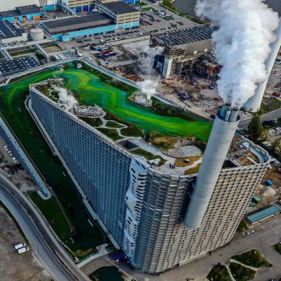 Eine Luftaufnahme der Kopenhagener Müllverbrennungsanlage "Copenhill" mit Skipiste © Press/CopenHill/Max Mestour/Amelie Louys Foto: Max Mestour/Amelie Louys