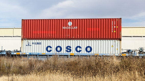 Ein Container der chinesischen Reederei Cosco © picture alliance / NurPhoto | Beata Zawrzel Foto:  Beata Zawrzel