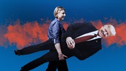 Das Cover für den Podcast "Amerika, wir müssen reden!" zeigt die USA-Korrespondentin Gudrun Engel trägt US-Präsident Donald Trump als Pappfigur unterm Arm. © NDR/WDR Studio Washington 