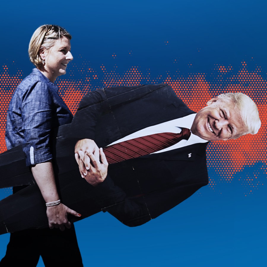 Das Cover für den Podcast "Amerika, wir müssen reden!" zeigt die USA-Korrespondentin Gudrun Engel trägt US-Präsident Donald Trump als Pappfigur unterm Arm. © NDR/WDR Studio Washington 