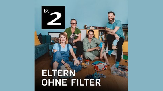 Das Cover zum Podcast "Eltern ohne Filter" zeigt zwei Väter und zwei Mütter zusammen sitzend. © BR2 