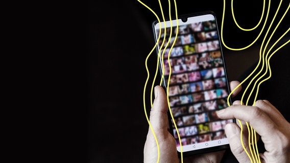 Verschiedene pornografische Bilder sind auf dem Display eines Smartphones zu sehen. © picture alliance Foto: Andreas Franke
