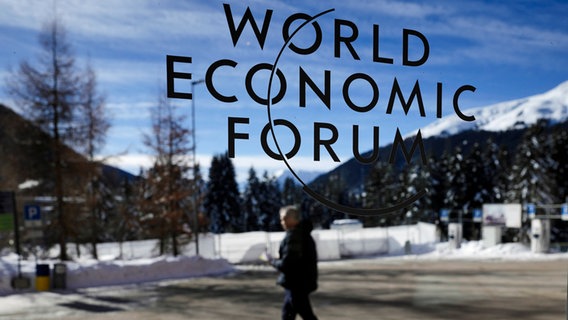 Das Logo des Weltwirtschaftsforums an einem Fenster des Kongresszentrums in Davos (Schweiz). © APs/dpa Foto: Markus Schreiber
