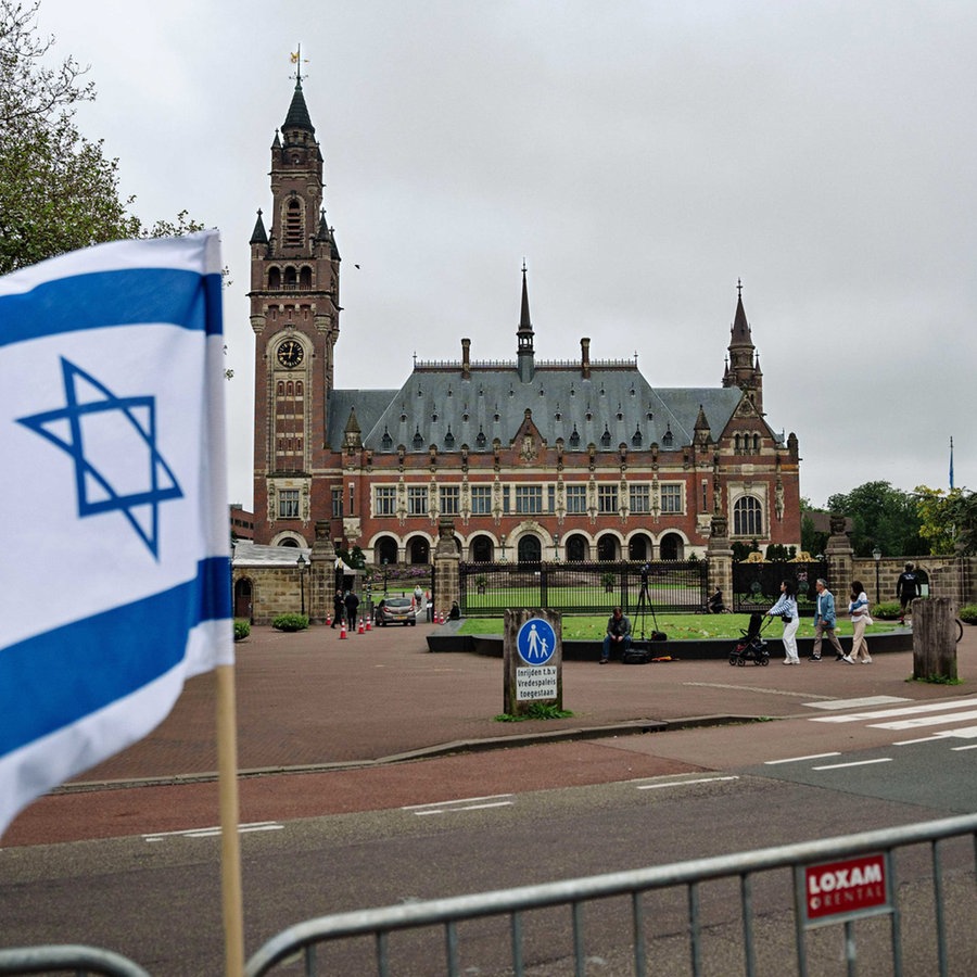 Vor dem Internationalen Gerichtshof (IGH) in Den Haag wehen israelische Fahnen am Strßenrand. © ANP/dpa Foto: Lina Selg