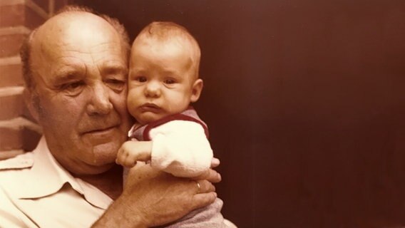 Der Autor Claas Christophersen als Baby mit seinem Großvater.  Foto: Claas Christophersen