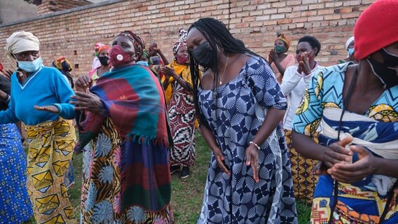 Dative Nakagonye und weitere Frauen treffen sich in Butare. © NDR / Zeitenspiegel / Jelca Kollatsch Foto: Jelca Kollatsch