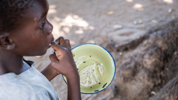 Ein Kind isst Brei aus einer Schüssel. © NDR / Zeitenspiegel / Rainer Kwiotek Foto: Rainer Kwiotek