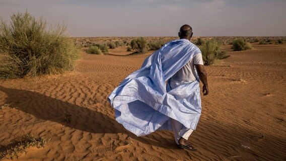 Brahim Ramdhane läuft in der Wüste. © NDR / Zeitenspiegel / Frank Schultze Foto: Frank Schultze