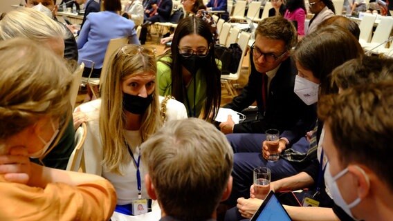 Beatrice Fihn in Diskussion mit Mitarbeiter:innen. © NDR / Zeitenspiegel / Tilman Wörtz Foto: Tilman Wörtz