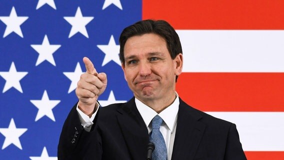 Der US-Republikaner Ron DeSantis will Präsident der Vereinigten Staaten werden und kündigt seine Kandidatur an. © picture alliance Foto: Paul Hennessy