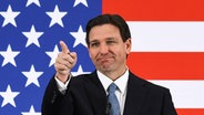 Der US-Republikaner Ron DeSantis will Präsident der Vereinigten Staaten werden und kündigt seine Kandidatur an. © picture alliance Foto: Paul Hennessy