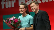 Beim Parteitag in Augsburg (Bayern) stehen Carola Rackete (links) und Martin Schirdewan (rechts) nach ihrer Wahl zum Spitzenduo der Partei "die Linke" für das Europaparlament auf der Bühne. © dpa Foto: Karl-Josef Hildenbrand