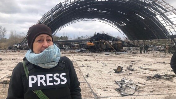 Die ARD-Korrespondentin Silke Diettrich steht vor zerbombten Ruinen © NDR Foto: Silke Diettrich