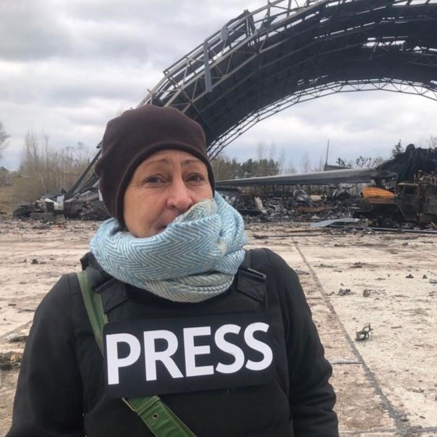 Die ARD-Korrespondentin Silke Diettrich steht vor zerbombten Ruinen © NDR Foto: Silke Diettrich