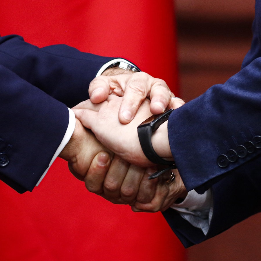 Der chilenische Präsident Gabriel Boric und der französische Präsident Emmanuel Macron geben sich während einer gemeinsamen Erklärung nach ihrem Treffen im Präsidentenpalast La Moneda in Santiago, Chile, am 20. November 2024 die Hand. © picture alliance / Anadolu Foto: Lucas Aguayo Araos