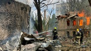Auf diesem vom Staatlichen Katastrophenschutz der Ukraine zur Verfügung gestellten Foto löschen Feuerwehrleute eine Klinik nach einem, nach ukrainischen Angaben, russischen Luftangriff. Es gebe Tote und Verletzte, unter ihnen zwei Kinder, teilten die Behörden mit. © State Emergency Service of Ukrai/AP/dpa 