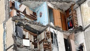 Ein zerstörtes Gebäude in Dnipro nach einem russischen Raketenangriff © picture alliance 