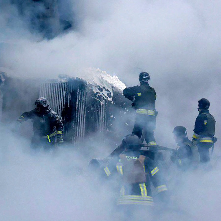 Auf diesem vom ukrainischen Notdienst zur Verfügung gestellten Bild löschen Feuerwehrleute ein Feuer nach einem russischen Raketenangriff in der Region Dnipropetrowsk. © Uncredited/Ukrainian Emergency Service/AP/dpa 