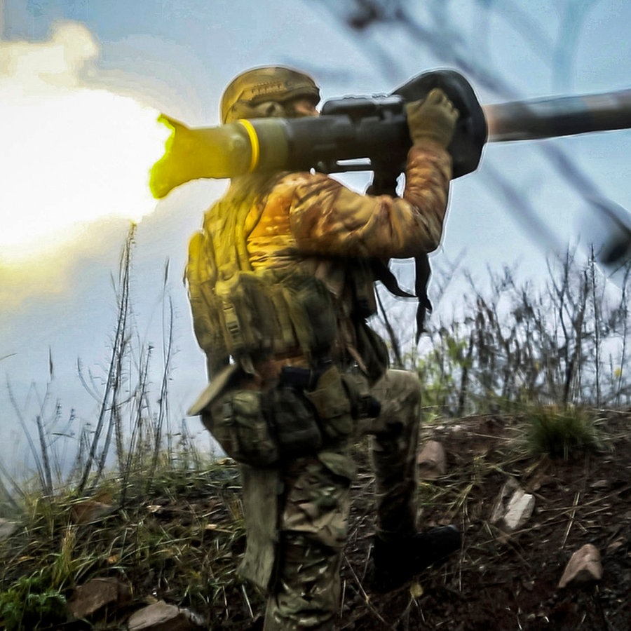 Ein ukrainischer Soldat feuert eine Panzerabwehrrakete an einem ungenannten Ort in der Region Donezk. © picture alliance / ASSOCIATED PRESS Foto: Roman Chop