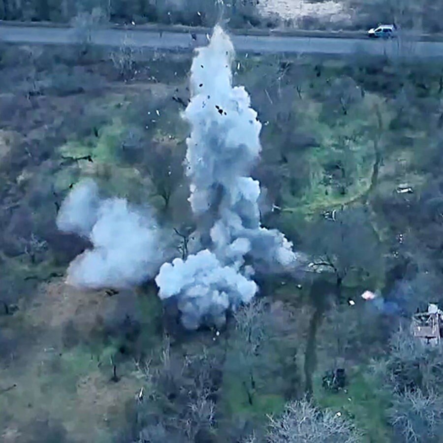 Aus der Vogelperspektive sieht man Rauch auf einem Feld nahe der Stadt Donzk aufsteigen © picture alliance/dpa/Russian National Guard Foto: Russian National Guard
