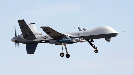 Eine amerikanische Drohne vom Typ MQ-9 Reaper beim Landeanflug nach einer Flugtrainingsmission im Jahr 2009. © dpa picture alliance Foto: Paul Ridgeway