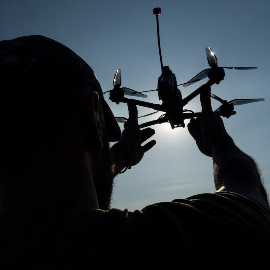 Ein ukrainischer Soldat bereitet eine Drohne für den Flug vor. © picture alliance / AA Foto: Wolfgang Schwan