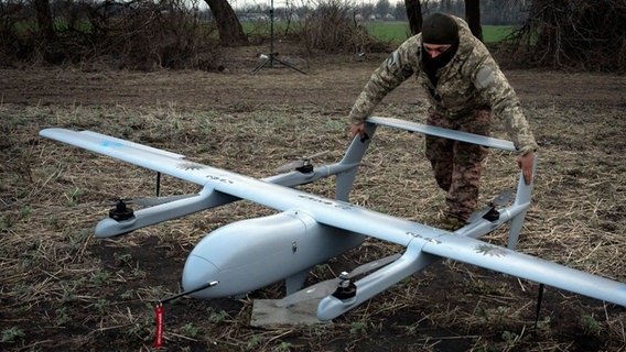 Ein ukrainischer Soldat der 22. mechanisierten Brigade bereitet den Start einer Mittelstrecken-Drohne Poseidon H10 an der Front in der Nähe von Bachmut in der Region Donezk vor. © AP/dpa Foto: Efrem Lukatsky