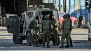 Während einer groß angelegten israelischen Militäroperation ist eine israelische Infanterieeinheit im Zentrum des Flüchtlingslagers Far'a in Dschenin im Westjordanland. © SOPA Images via ZUMA Press Wire/dpa Foto: Nasser Ishtaye
