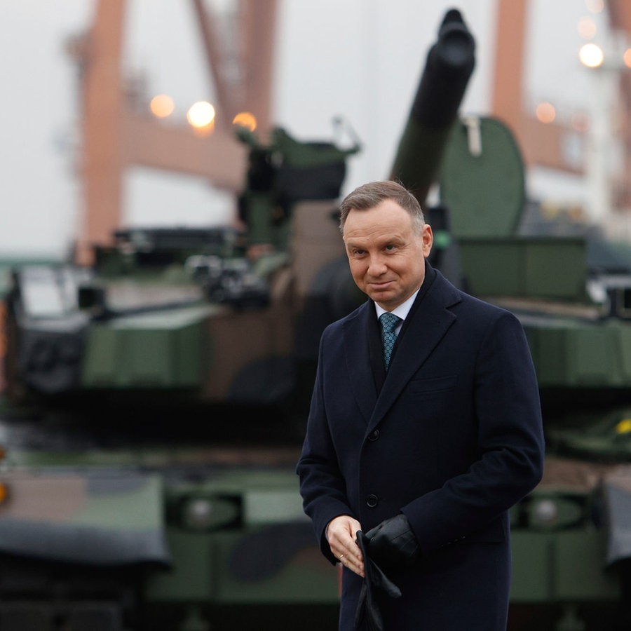 Polens Präsident Duda empfängt die erste
Lieferung von Panzern und Panzerhaubitzen aus
Südkorea im Marinehafen Gdynia. © picture alliance Foto: Michal Dyjuk