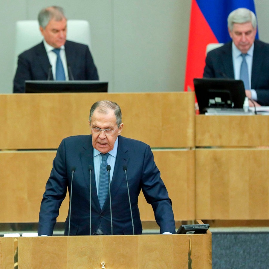Der Außenminister von Russland, Sergej Lawrow (vorne), hält eine Rede in der Staatsduma, dem Unterhaus des russischen Parlaments. © Uncredited/The State Duma, The Federal Assembly of The Russian Federation/AP/dpa 